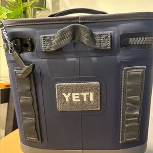 YETI Hopper Flip 8 Navy